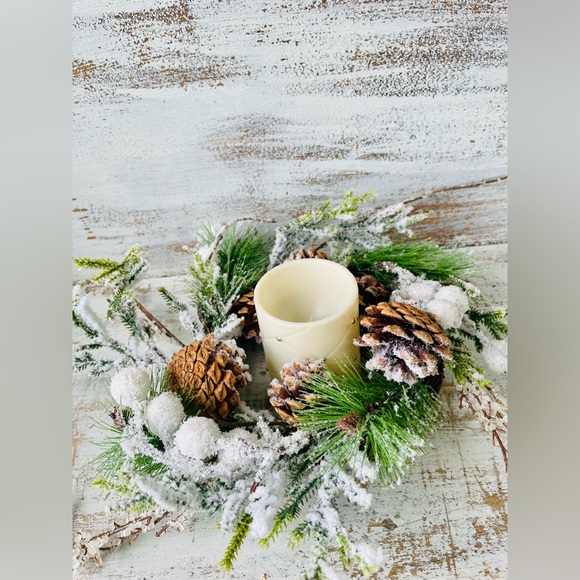 Flocked Berry Pine Wreath - Picture 4 of 12